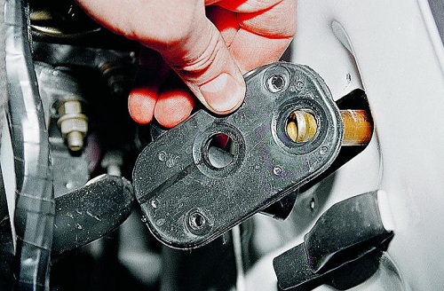 Как крепится радиатор печки ваз 2107.