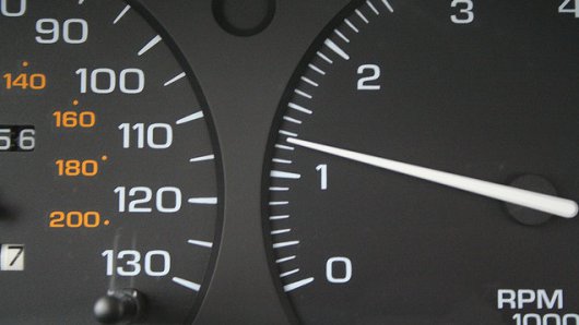 Двигатель трясет на холостых оборотах. Почему машину трясет