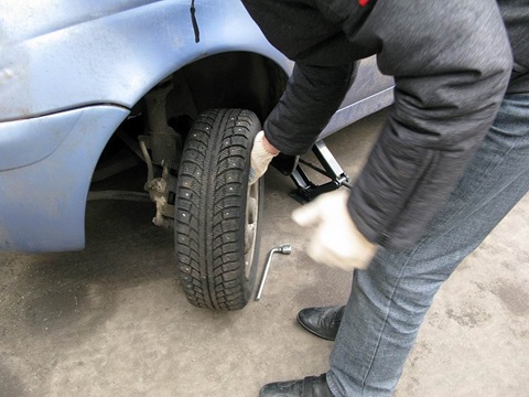 В какую сторону откручивать колесные болты