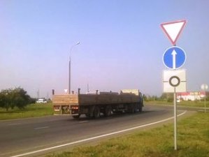 Действие знака уступи дорогу на перекрестке